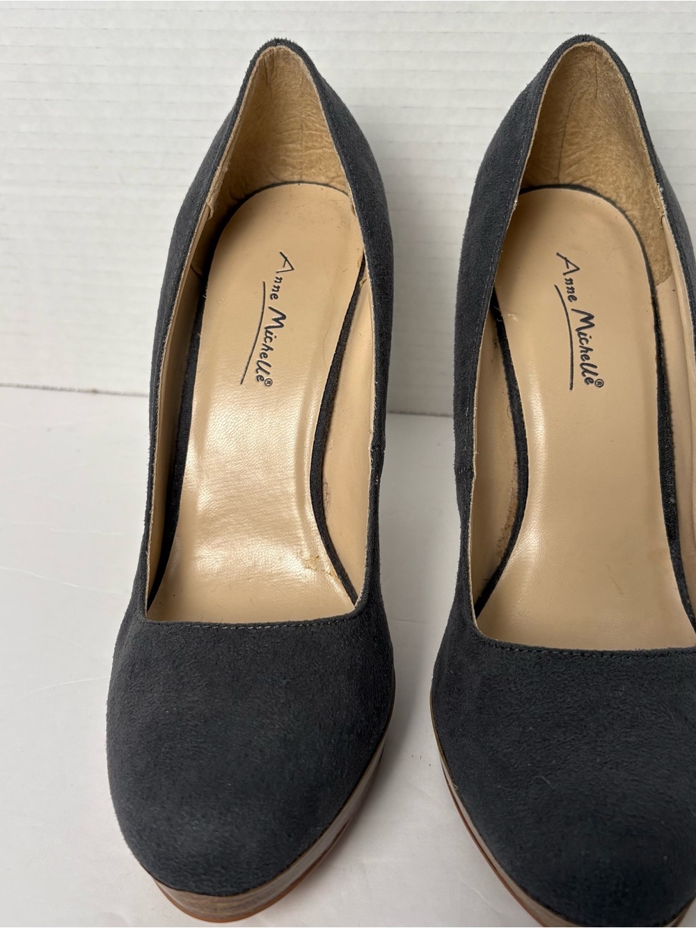 NWOB- Ann Michelle Pazzaz grey suede platform pumps heels 8 1/2